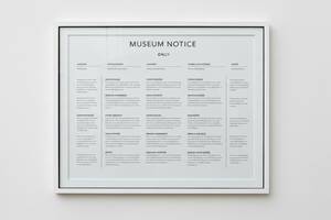 美術館の入り口に掲げられた注意書きのある案内板のイメージ。画像内にテキスト・文字・ロゴ・記号・数字・ラベルは一切含めないこと。