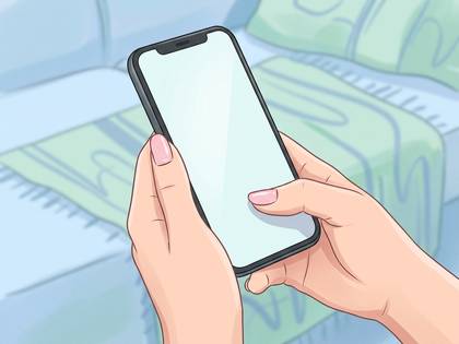 白い画面のスマートフォンを両手で操作する様子。