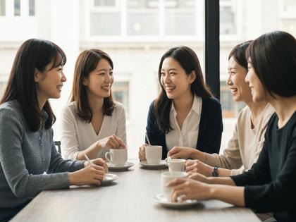 友達と笑顔でカフェタイムを楽しむ女性たち