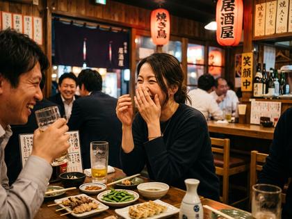 居酒屋で口元を押さえて笑いをこらえる女性の様子