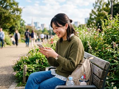 スマホでメッセージのやり取りを楽しむ20代女性