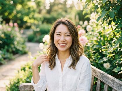 自然光の中で笑顔の女性が撮影されているポートレート