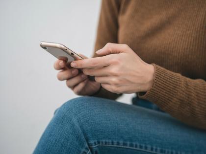 スマートフォンで気軽にメッセージを送っている女性の手元