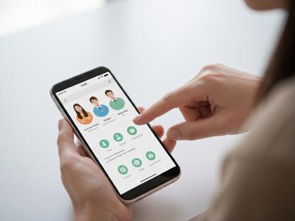 スマホでマッチングアプリを操作する女性の手元