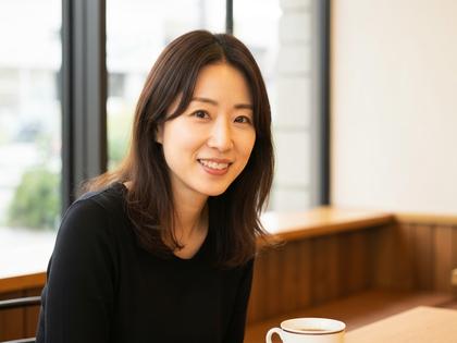 カフェで自然な笑顔の女性のプロフィール写真風イメージ