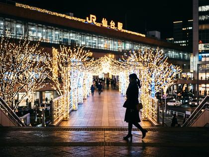 仙台駅前のイルミネーションと女性のシルエット