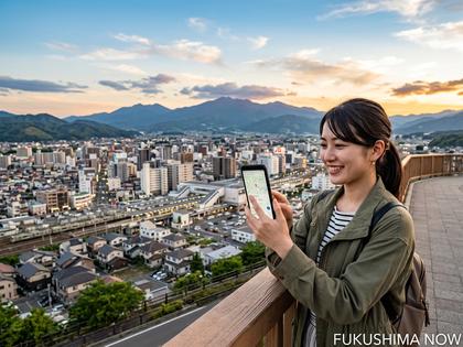 福島県の街並みとスマートフォンを手に持つ女性のイメージ