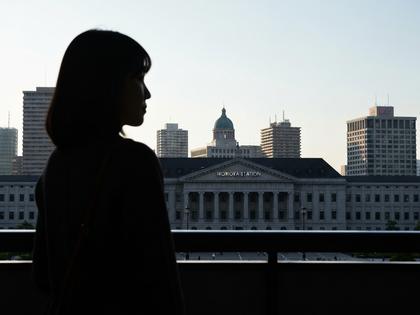 盛岡駅前の街並みと女性のシルエット