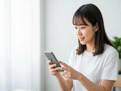 スマホでアプリを比較検討する20代女性のイメージ