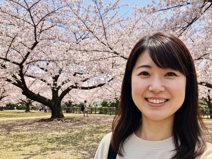 千秋公園の桜をバックに笑顔で写る女性のプロフィール写真イメージ