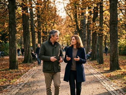 公園を散歩しながら会話する大人のカップル