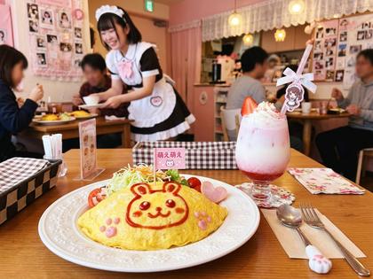 メイドカフェの可愛らしいオムライスとドリンクのイメージ