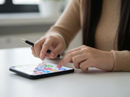 スマホでアプリを比較検討している女性の手元