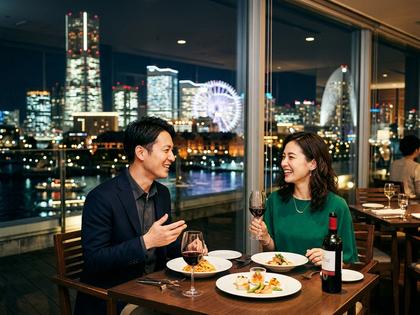 横浜の夜景が見えるレストランでディナーを楽しむ男女