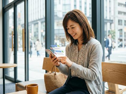 スマホでメッセージのやり取りをする女性のイメージ