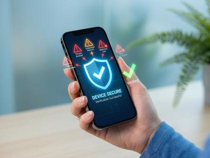 スマホの設定画面で通報・ブロック機能を確認している女性のイメージ