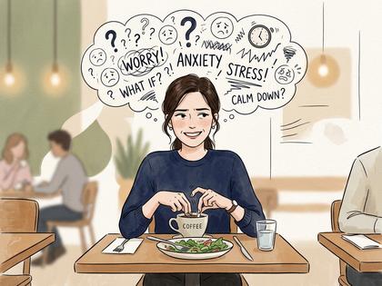 テーブルの上に置かれた食事とアイスコーヒー、複数の女性の手元
