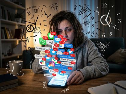 スマホの通知画面を見てため息をつく女性のイラスト