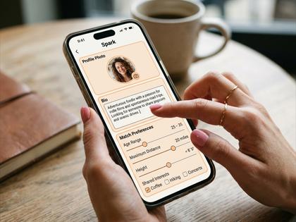 スマートフォンでマッチングアプリのプロフィール画面を編集している女性の手元