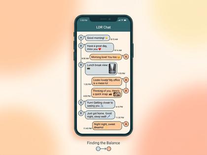 ベッドの上でLINEを見ながらほほ笑む女性の手元
