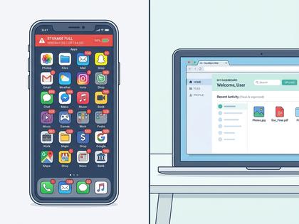 ノートパソコンとスマートフォンを並べて操作する20代女性のイメージ、800px×600px