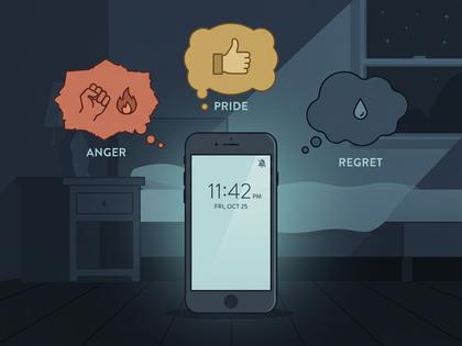 夜の部屋で携帯を伏せて置き、腕を組んで考え込む男性のイメージ