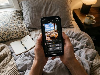 ベッドに寝転がってスマホでメッセージを打つ女性の手元とLINE画面風イメージ、800px×600px