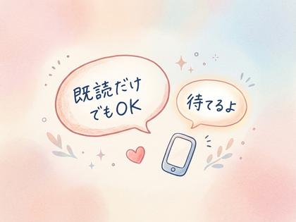 ソファで並んで座り笑顔で話しているカップル、部屋の暖かい照明、800×600