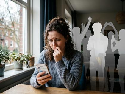 スマホを見つめながら少し浮かない表情をしている20代女性、部屋の中、やわらかい自然光、800px×600px
