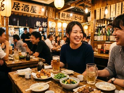 居酒屋のテーブルに並んだおつまみと女性の笑顔、やわらかい照明、800px × 600px