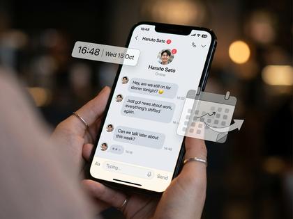 スマートフォンのLINE画面を見つめて考え込む女性の手元のアップ