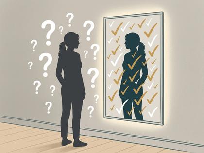 スマートフォンでSNSの投稿を見ながら考え込む女性の横顔