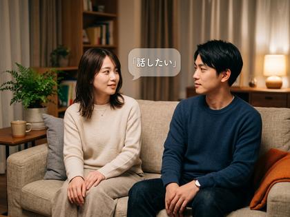ソファに並んで座り、片方がもう片方のほうを向いて話しかけているシーン