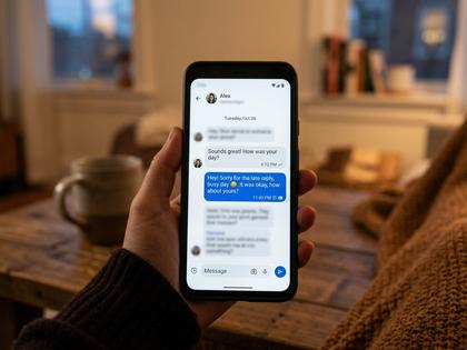 スマホの通知を見て少しほっとした表情の女性、部屋のソファ