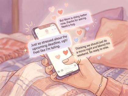 ソファでくつろぎながらLINEを打つ20代後半の女性、部屋の温かい照明、800×600px