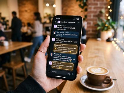 カフェでスマートフォンを見ながら微笑む20代女性の手元のイメージ