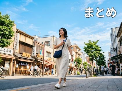 青空の下でスマートフォンを手に、前向きな表情で歩く女性